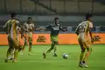 persib-bandung-meliuk-liuk-diantara-pemain-bekasi-city-fc.jpg