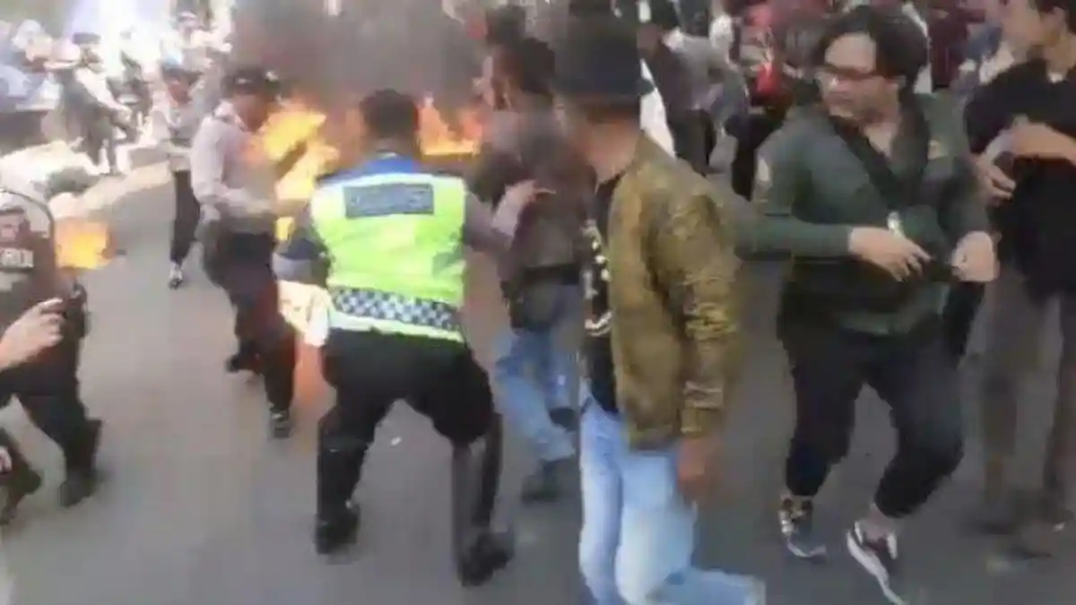 Sejumlah Polisi Kena Semburan Api saat Amankan Demo, Seorang Terkapar & Alami Luka Bakar 80 Persen 
