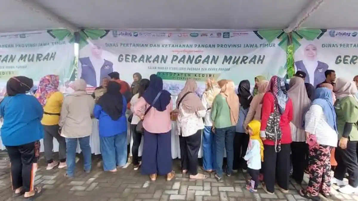 Antre Sejak Pagi, Warga Kediri Serbu Gerakan Pangan Murah Jelang Ramadan