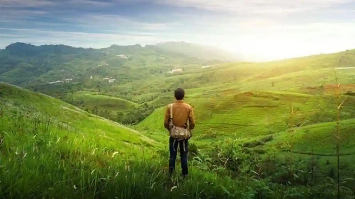 Wow, Indahnya Bukit Teletubbies Bandung dengan Hamparan Bukit dan Gunung yang Indah