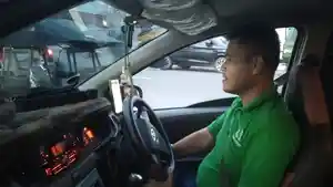 Rony-Rahim-pekerja-kantoran-yang-nyambi-taksi-online.jpg