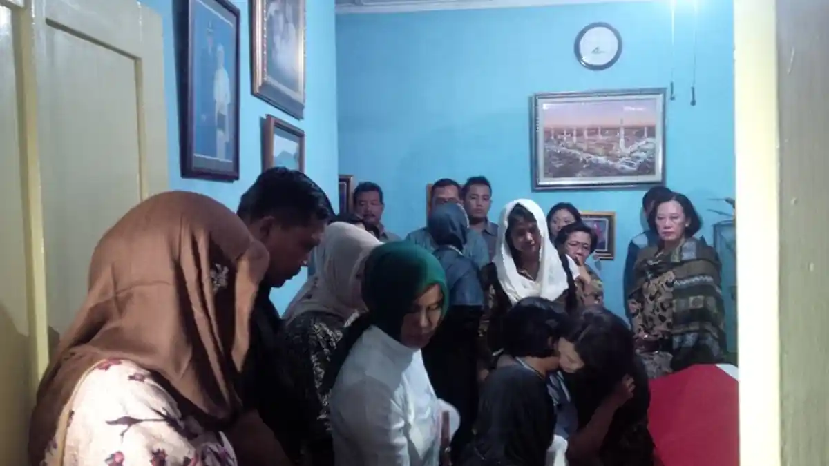 Istri Tangisi Jenazah Agus di Ruang Tamu