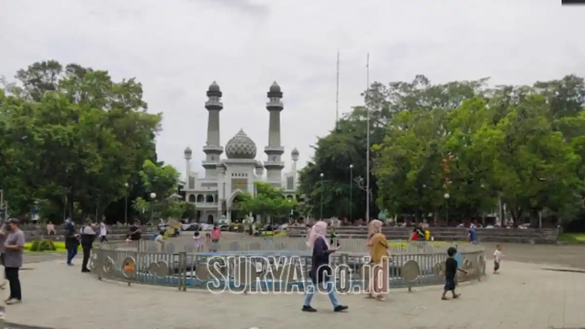 PPKM Level 2, Alun-Alun Kota Malang Mulai Dipadati Wisatawan saat Weekend