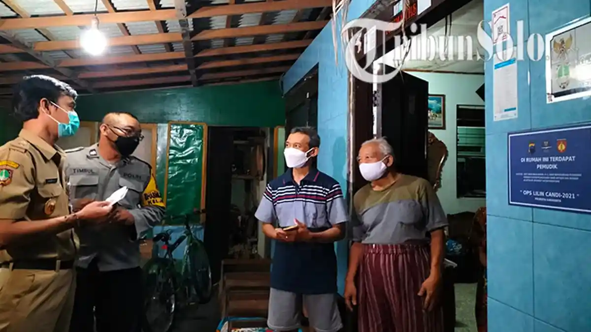 Pemudik Nataru Berdatangan ke Solo, Petugas Langsung Cek & Tempel Stiker 'Rumah Pendatang Mudik'
