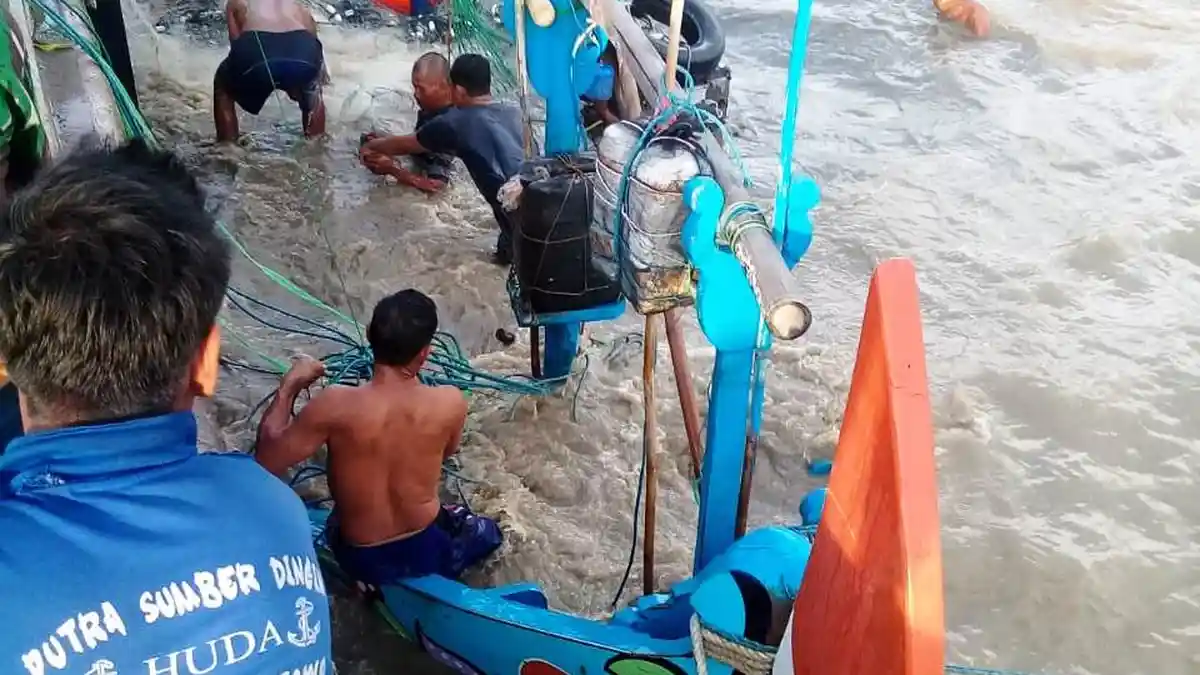 Lima Perahu Nelayan di Dukuhseti Pati Tenggelam Diterjang Ombak