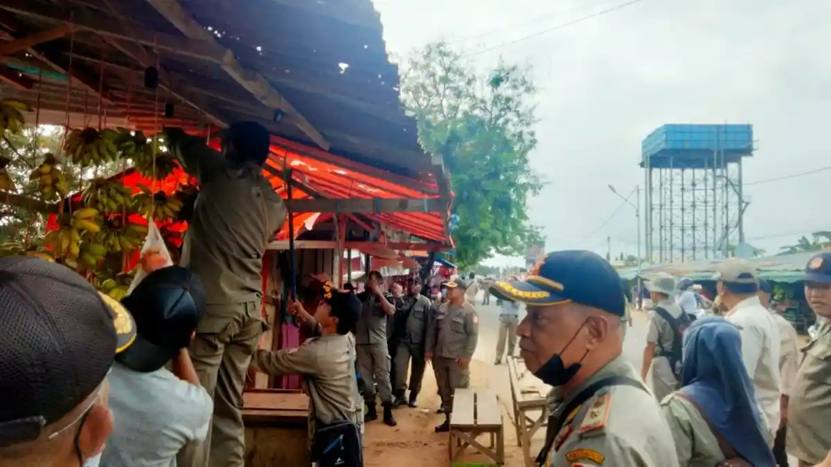 Satpol PP dan Damkar Bongkar Tiga Lapak Pedagang Kaki Lima di Jalan Parakomando Merauke