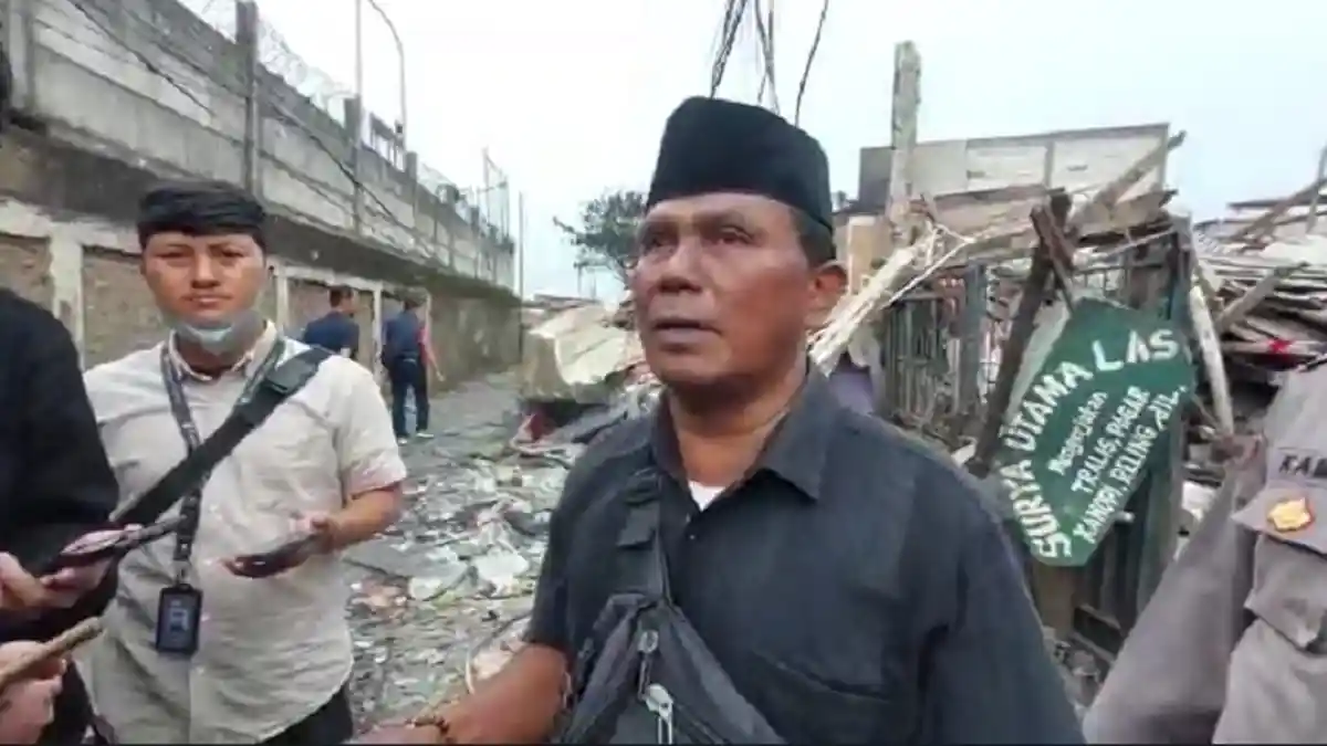 Keponakannya Tak Kunjung Ditemukan, Junaedi Bertahan di Puing-puing Kebakaran Depo Pertamina