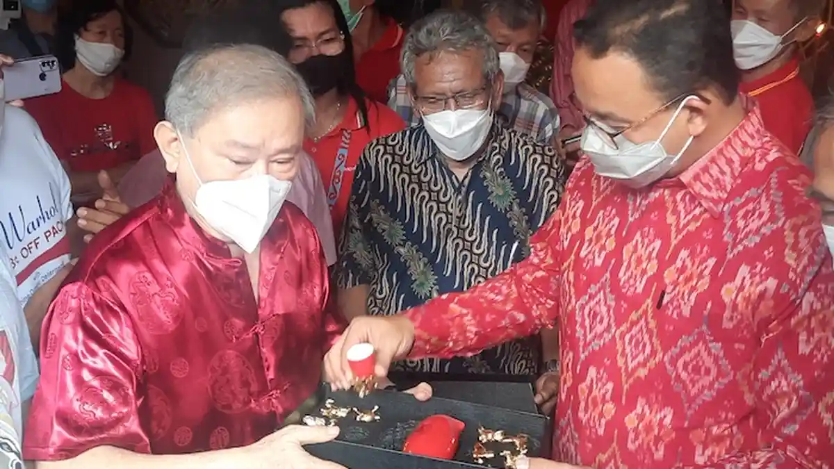 Anies Baswedan Diberi Teko dan Cangkir Kopi dari Pengurus Vihara Hian Thian Siang Tee Bio