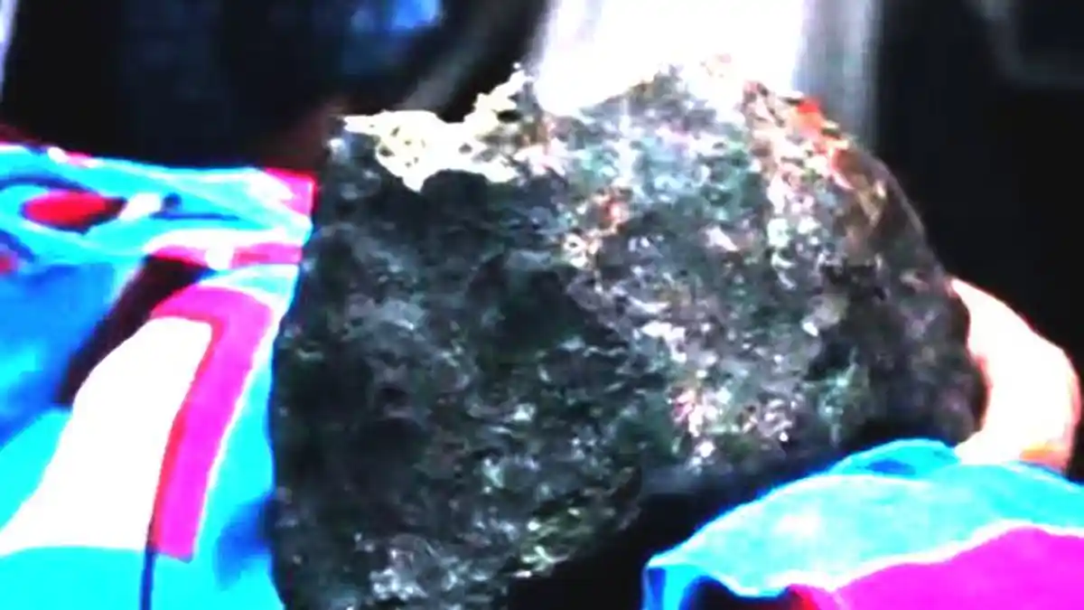 'Batu Jatuh dari Langit Dianggap Betuah', Rumah Munjilah Dipadati Warga, Incar Air Rendaman Meteorit