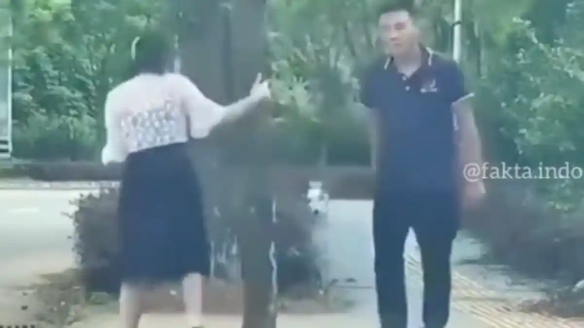 Viral Pria Ngamuk Diklakson Saat Asyik Bermesraan di Pinggir Jalan, Netizen Soroti Ini