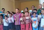 Bupati Ngada Raymundus Serahkan 147 Beasiswa PIP Daerah di Jerebuu