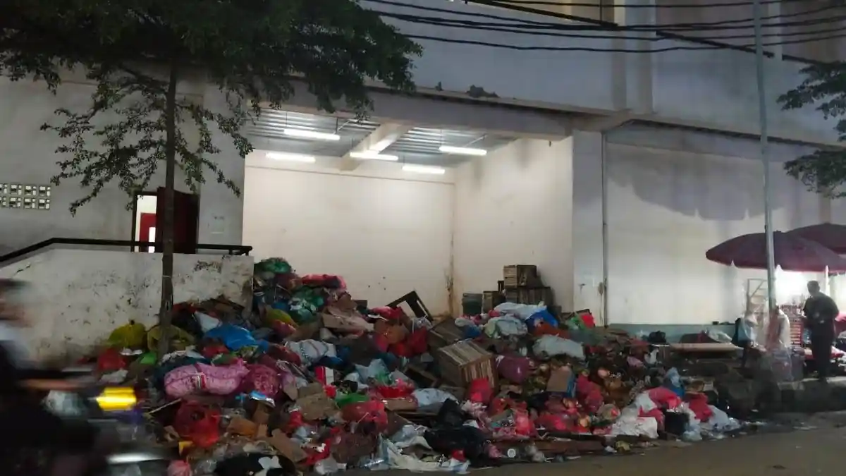 Tak Kunjung Diangkut, Sampah di Belakang Gedung Pasar Mardika Kembali Menumpuk