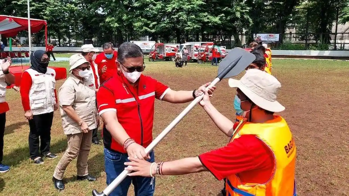 Bantu Warga Terdampak Banjir, PDIP Serahkan Perahu dan Ambulans ke Baguna