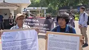 Sejumlah-aktivis-mendatangi-Istana-Kepresidenan-kasus-andrie-yunus.jpg