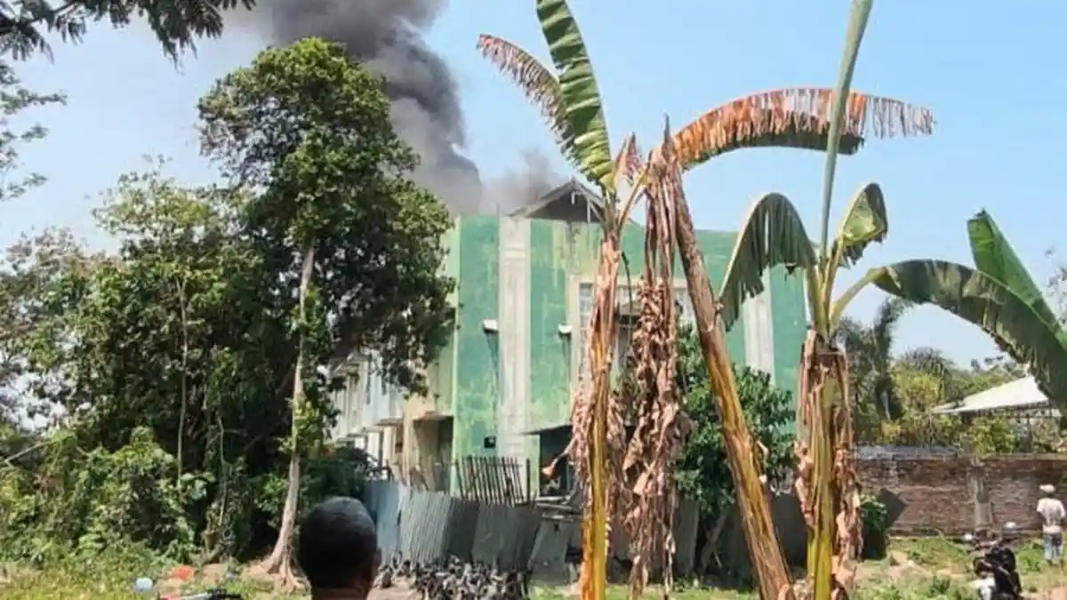 Terdengar Suara ‘Kretek-kretek,’ Api Membesar di Ponpes Al Hikmah Jombang, Santri Panik dan Menangis