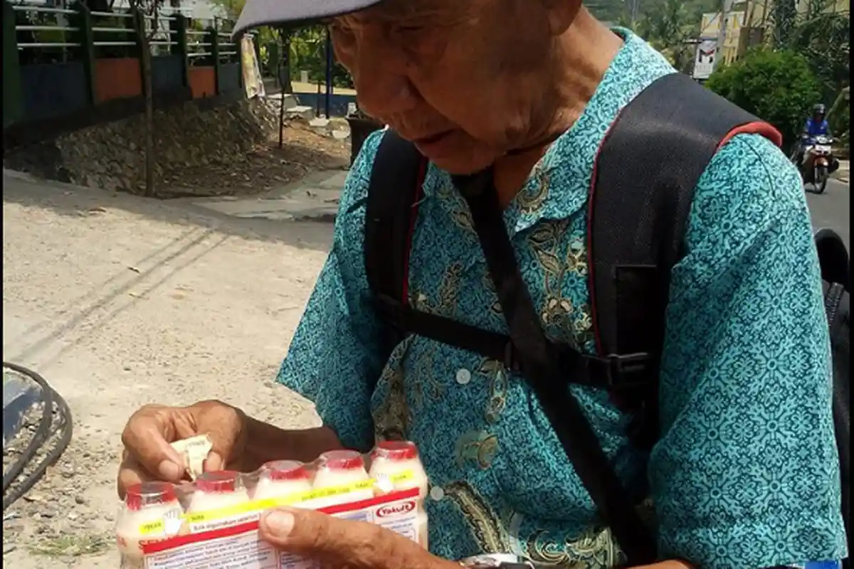 Kakek Ini Keliling Kota Sambil Jual Roti dan Minuman, Kisahnya Bikin Netizen Teteskan Air Mata