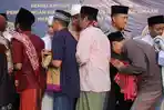 Usai-mengikuti-salat-Idul-Fitri-warga-binaan-Lapas-Kelas-IIA-Kediri-bersalam-salaman.jpg