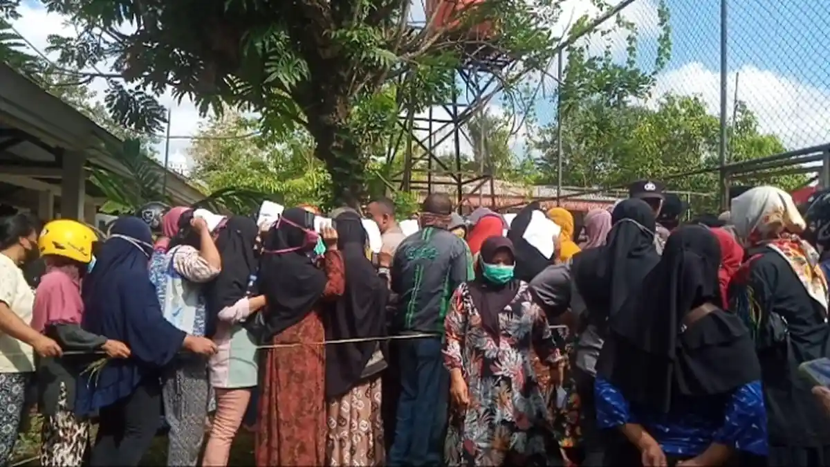 Ratusan Warga Kendari Sultra Desak-desakan Antre Minyak Goreng Murah Disperindag Sultra