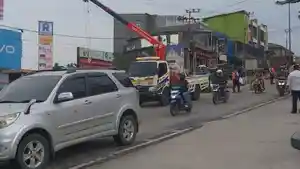 20230517_Suasana-di-lokasi-kejadian-saat-petugas-mengevakuasi-tiang-penerangan-jalan.jpg