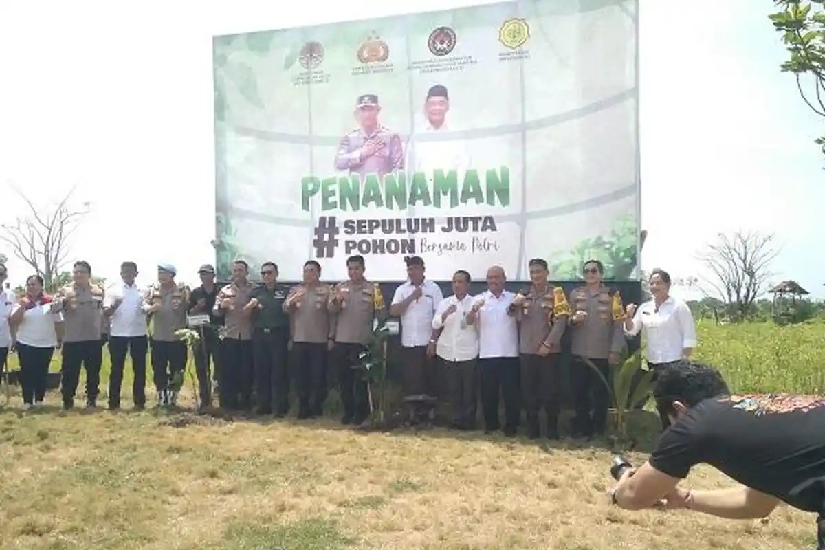 Polda Bali Tanam 2.000 Bibit Pohon Secara Tersebar Redam Pemanasan Global