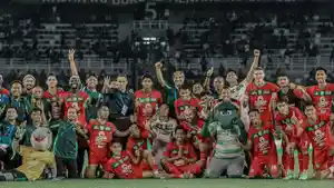 Skuad-Persebaya-Surabaya-merayakan-kemenangan-melawan-Barito-Putera-di-Stadion-GBT.jpg