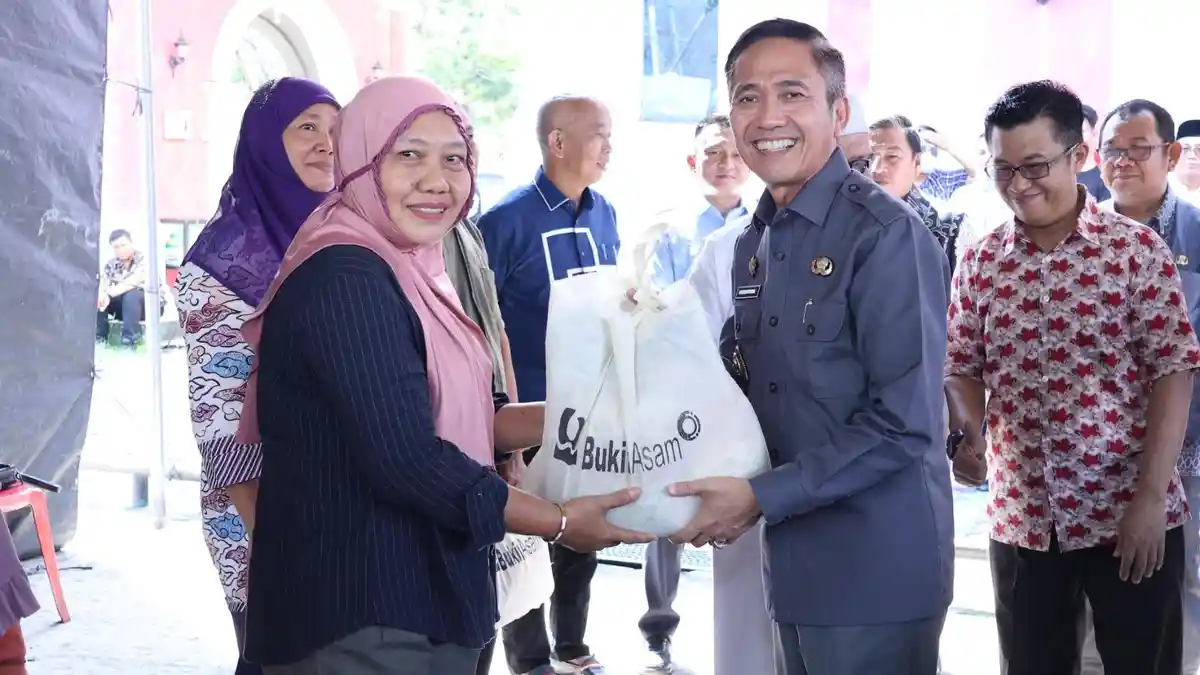 Ratu Dewa Bagikan Sembako dan Jemput Bola Pembuatan Dokumen Kependudukan di Jakabaring