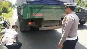 SELAMAT-JALAN-Ayah-dan-Remaja-Putri-Tewas-di-Kolong-Truk-Berawal-dari-Jalanan-Bergelombang.jpg