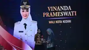 Wali-Kota-Kediri-Vinanda-Prameswati-saat-menerima-penghargaan.jpg