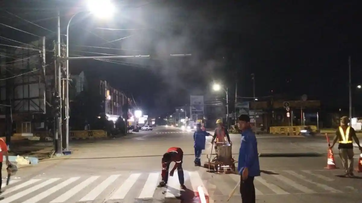 Dinas PUPR Pera Kaltim Percantik Marka Jalan dan Zebra Cross di Samarinda