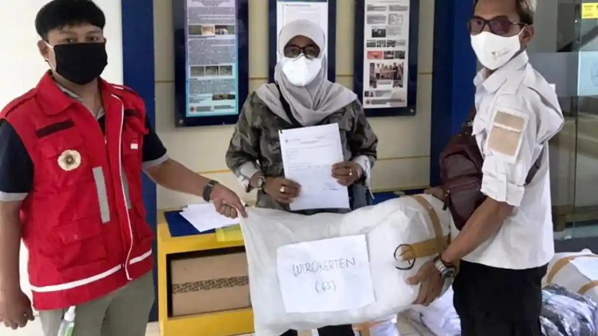 DERU UGM Berikan Bantuan APD dan Bed untuk Shelter Isoman Desa