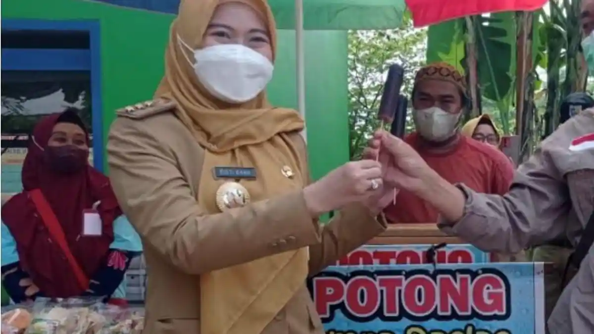 Nostalgia, Bupati Eisti Hampiri Penjual dan Beli Es Goreng di Demak, Baru Tahu Masih Ada