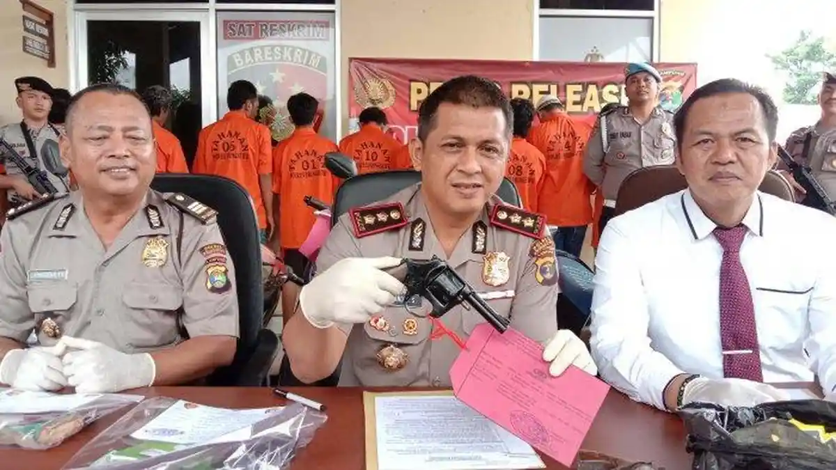 Polres Pringsewu Menerima Penyerahan Tiga Senjata Api Rakitan
