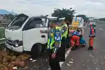 Kecelakaan di Tol Sumo, Pickup Tabrak Guardrail Gara-gara Pecah Ban, Muatan Durian Berhamburan