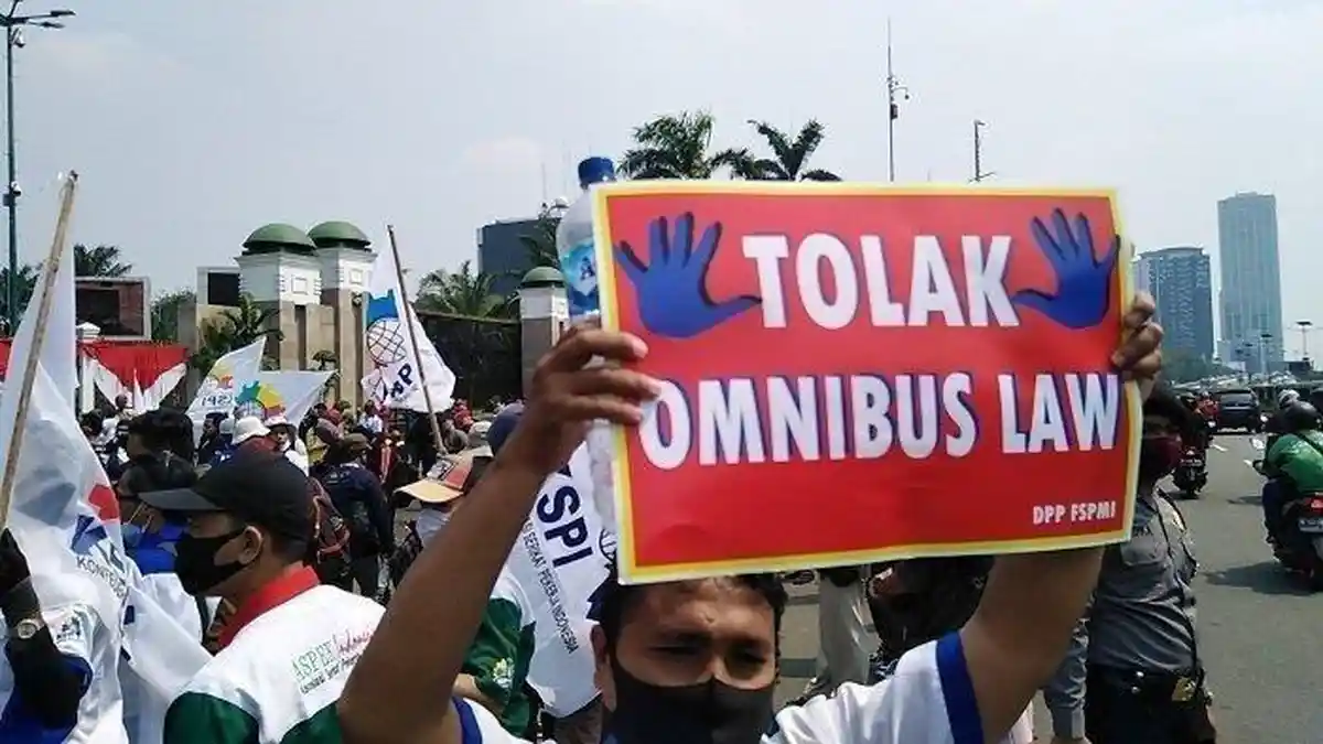 DAFTAR 8 Fakta dan Hoaks yang Beredar Soal Omnibus Law UU Cipta Kerja, Uang Pesangon hingga PHK