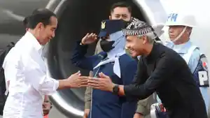 Gubernur-Jawa-Tengah-Ganjar-Pranowo-saat-menyambut-kedatangan-Presiden-Joko-Widodo.jpg