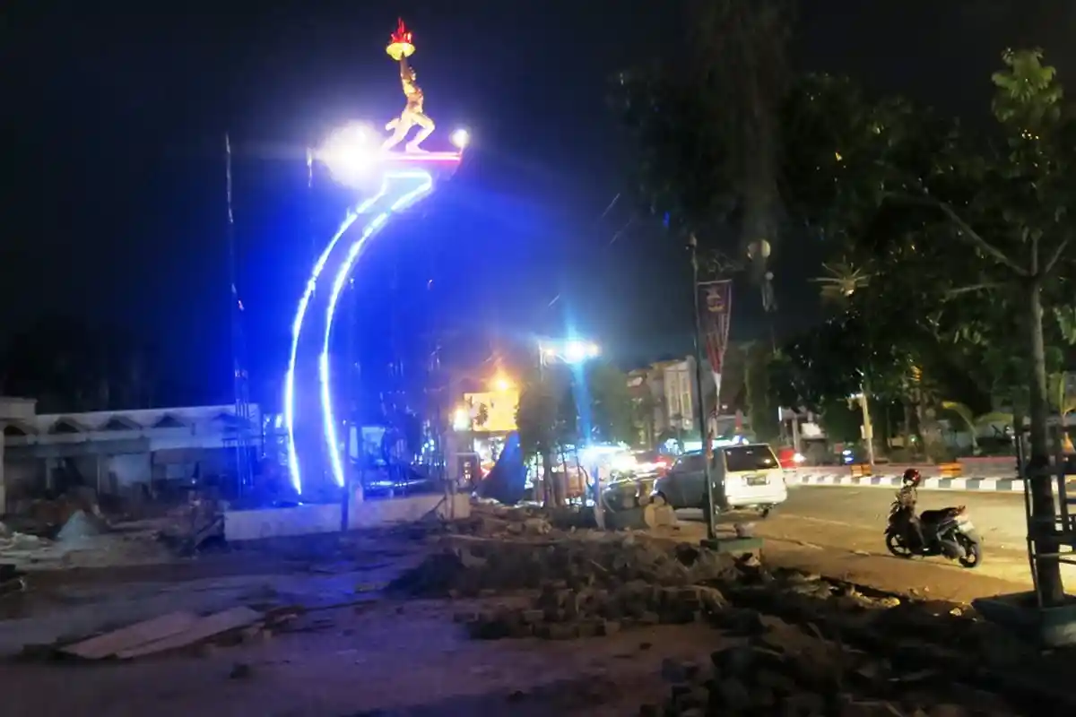 LSM dan Masyarakat Robohkan Seng Keliling Taman