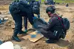 Tim Gegana Brimob Polda Jateng Musnahkan Bahan Peledak Mercon yang Jatuh di Rumah Warga Semarang