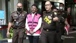 Menkominfo-Johnny-G-Plate-berjalan-menuju-mobil-tahanan-di-Kejaksaan-Agung-4.jpg