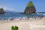 Pantai-Papuma-Jember-dipadati-ribuan-wisatawan-pada-libur-lebaran-2024.jpg