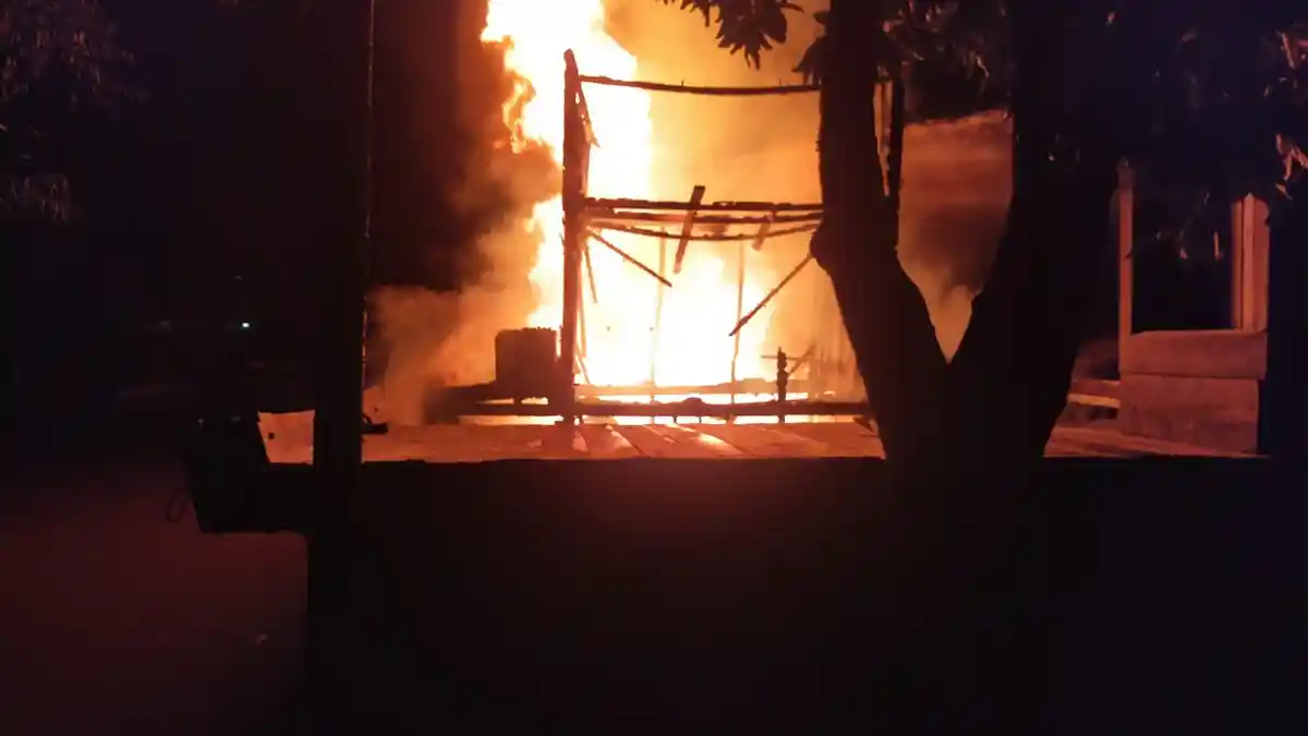 Kapal Nirwana 2 Pengangkut BBM Tujuan Batu Ampar Terbakar di Pelabuhan Jumbo Rasau Jaya Kubu Raya