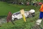 20260501-evakuasi-mobil-pengantar-calon-haji-tertabrak-ka-argo-bromo-anggrek-di-grobogan.jpg