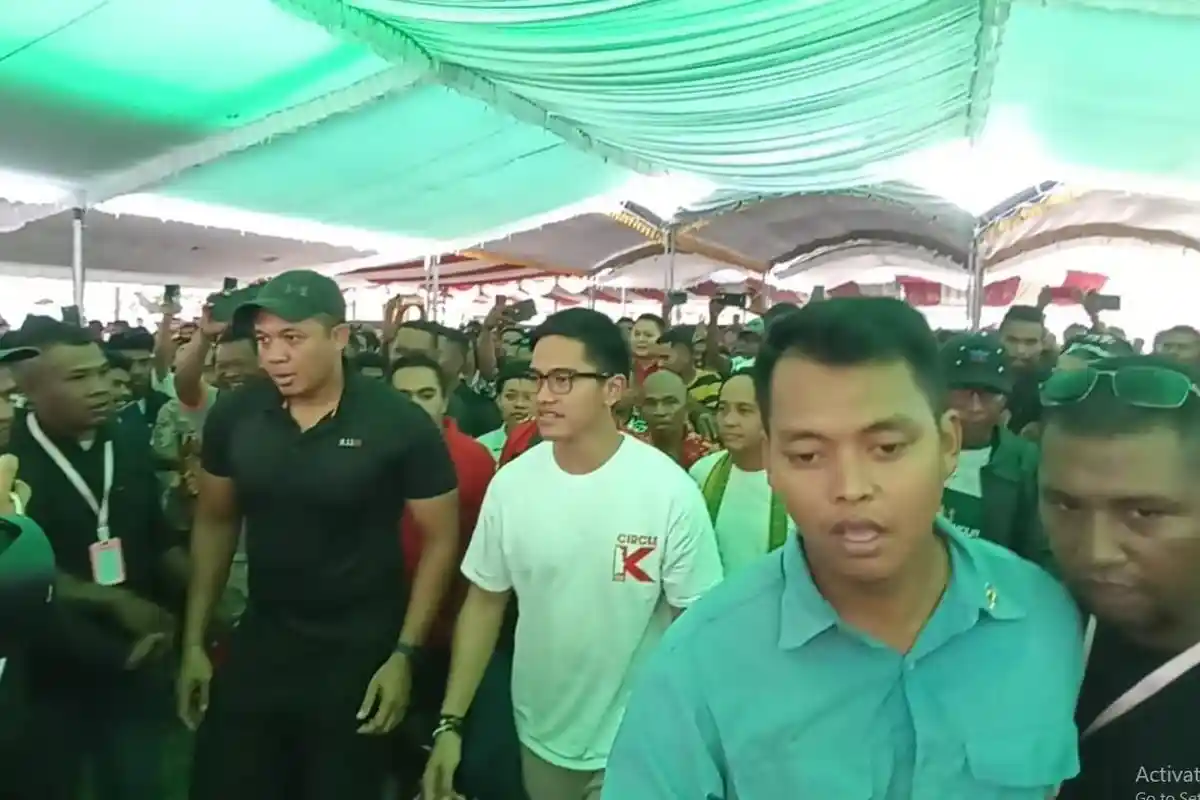 Kaesang Pangarep Bagi Bingkisan Natal untuk Warga Sikka