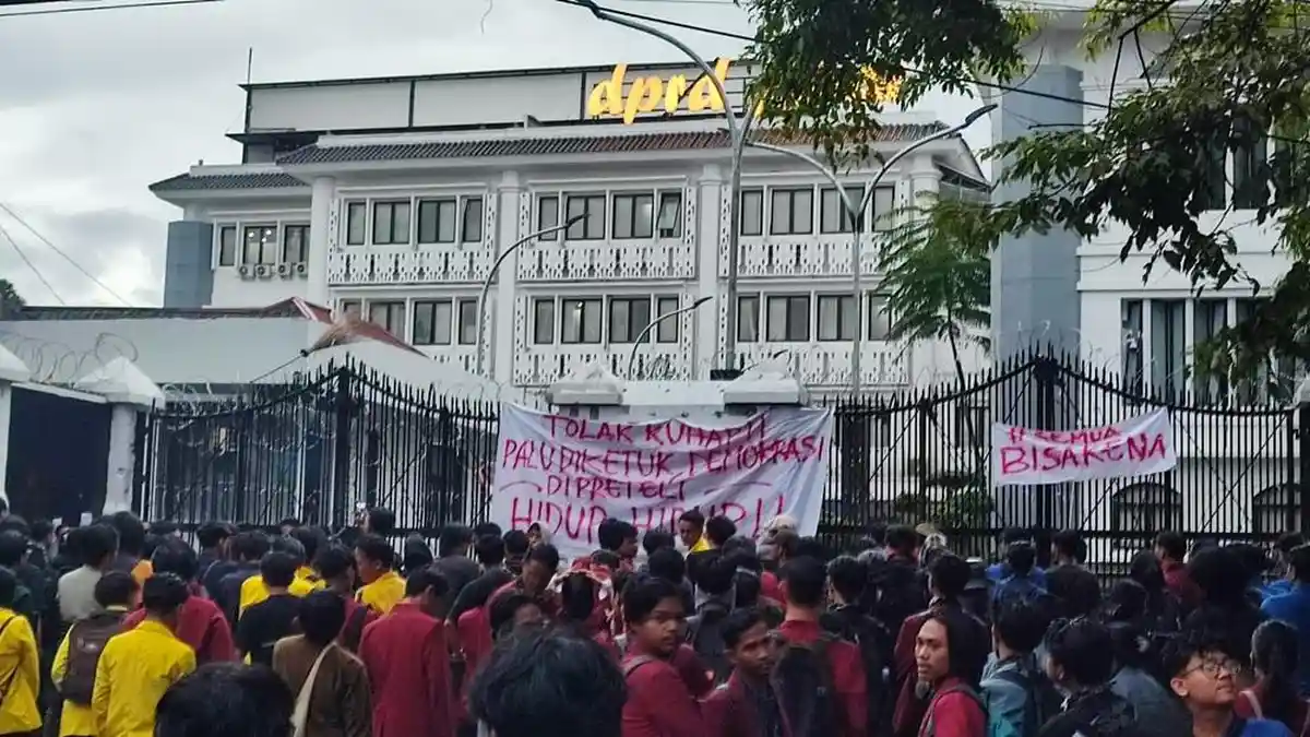 Gelar Aksi di Depan Gedung DPRD Jabar, Mahasiswa Bandung Raya  Tolak Pengesahan KUHAP