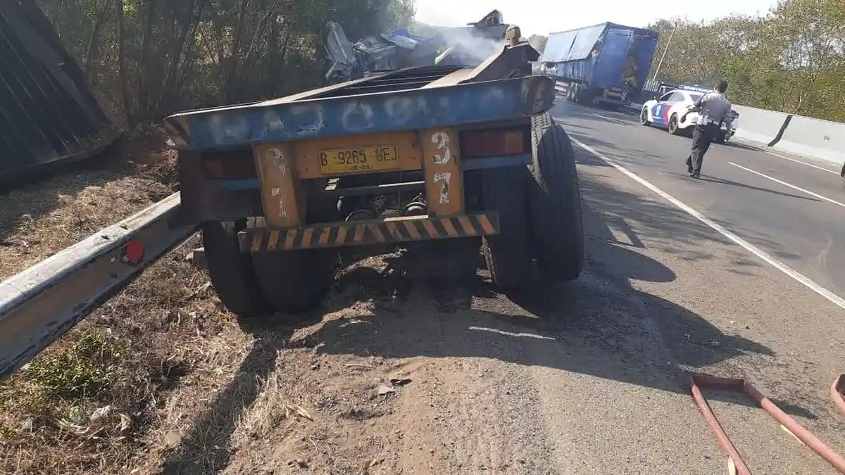 Lagi, Kecelakaan Terjadi di Tol Cipularang, Truk Terbalik dan Terbakar