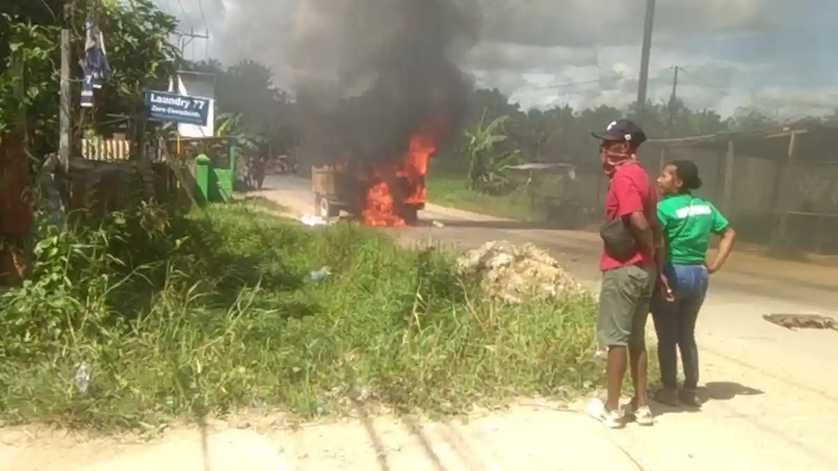 Tabrak Pengendara Motor hingga Tewas, Sebuah Truk di Sorong Dibakar Massa