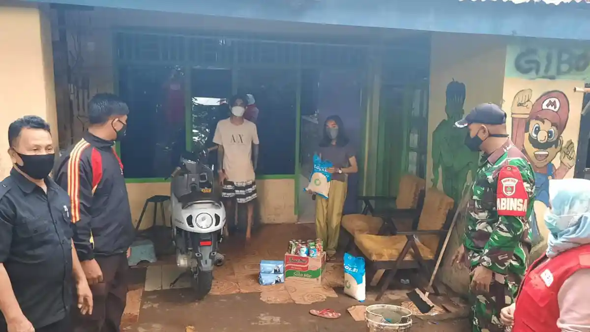 Pemerintah Desa Baji Mangngai Bagikan Paket Sembako ke Pasien Isolasi Mandiri