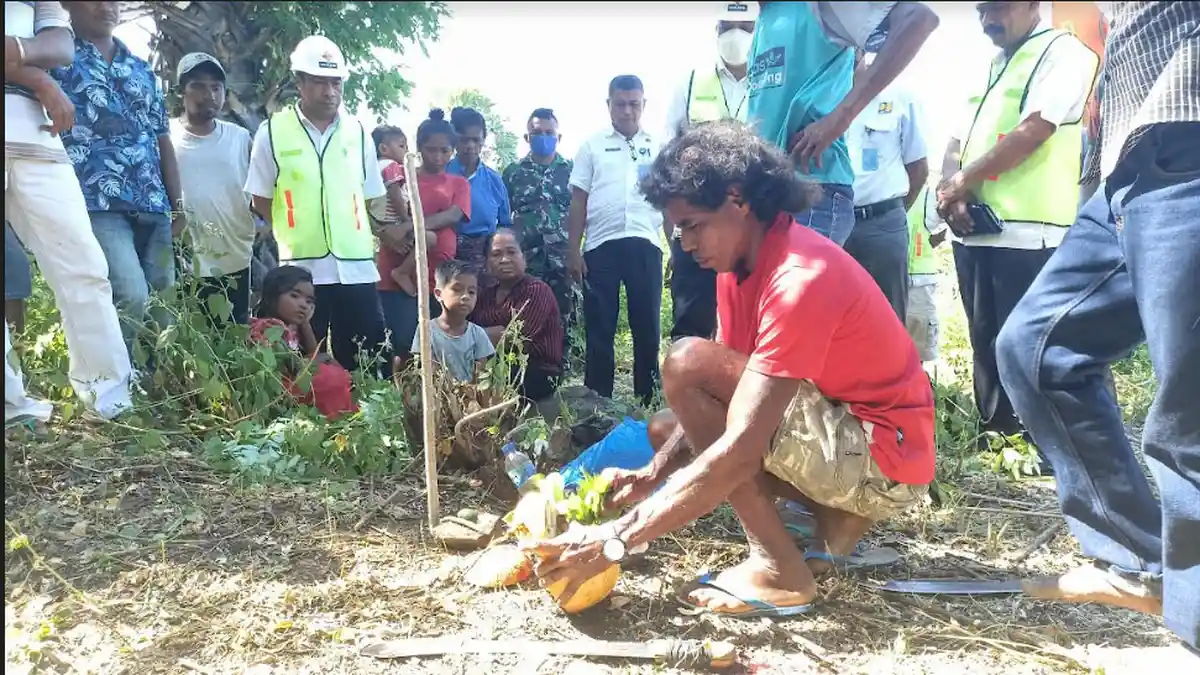 Bupati Sikka Hadiri Upacara Adat Buka Jalan Lingkar Luar di Wailiti 