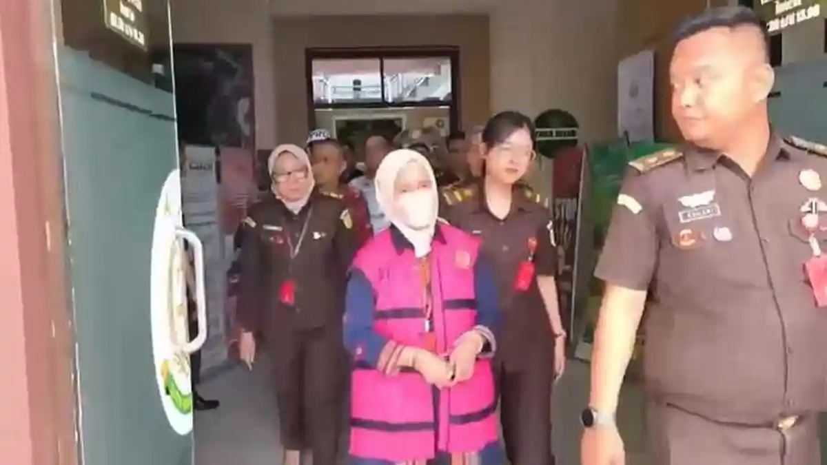 Eks Sekda Kendari Nahwa Umar Resmi Ditahan Kasus Korupsi, Pakai Rompi Pink dan Tangan Diborgol
