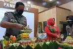 kapolres-pamekasan-akbp-apip-ginanjar-memotong-tumpeng-di-hari-jadi-polwan-ri-ke-73-2021.jpg
