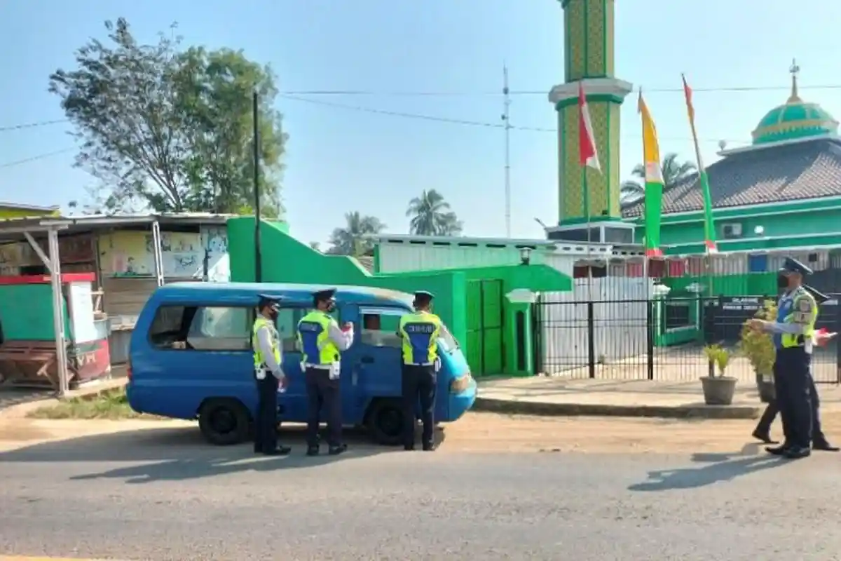 HUT ke-77 RI, Dishub Pringsewu Lampung Bagikan 300 Bendera Merah Putih Kepada Pengendara